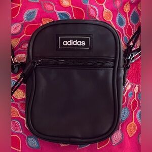 Black Adidas Crossbody. Measures approximately 8 x 6”.EUC